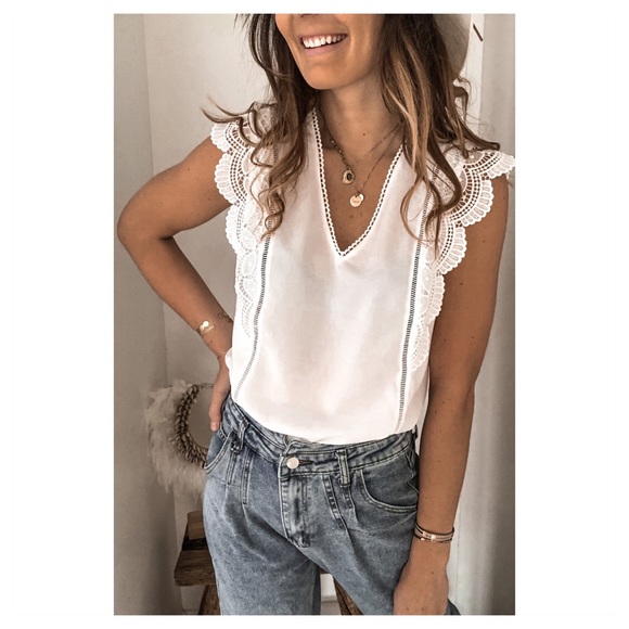 Tops - 🆕 lace embroidered v-neck sleeveless top